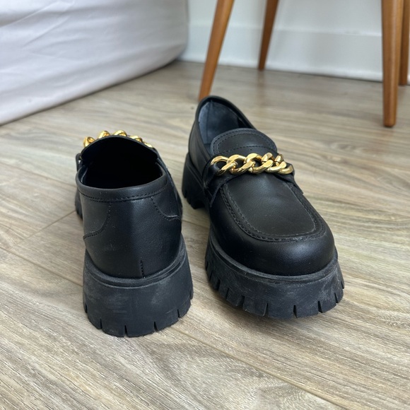 NA-KD Black Chunky Loafers with Gold Chain - Picture 3 of 4
